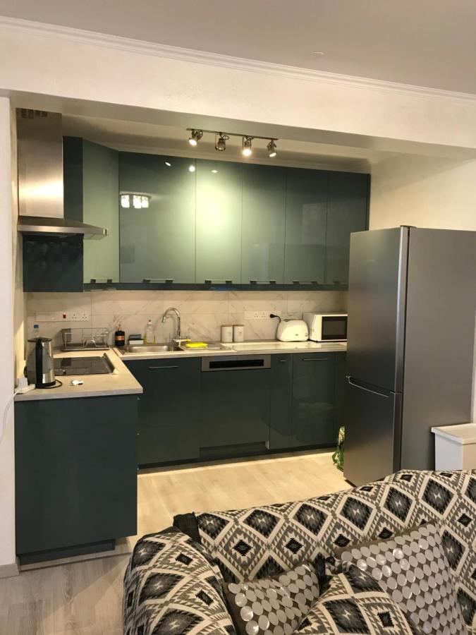 Galaxy Court Modern Apartment Лимасол Екстериор снимка